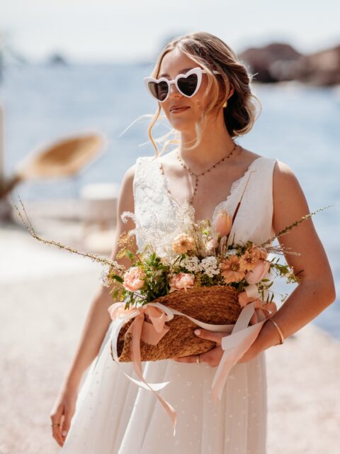 Le bouquet se réinvente face à la mer… 🌊🤍

Une pochette en osier, délicatement habillée de rubans, laissant s’épanouir des fleurs aux tons poudrés et naturels.
Entre accessoire de mode et création florale, cette pièce incarne l’esprit bohème chic jusque dans les moindres détails ✨

Pour une mariée libre, solaire, et résolument moderne 🌿

⸻

#marieebohème #mariagecotedazur #weddingfrenchriviera #bouquetdemariee #mariageboheme weddinginspiration frenchwedding decoratricemariage weddingdesigner fleursmariage bridalstyle boho bride mariage2025 inspirationmariage weddingdetails provencewedding southoffrancewedding mariageplage weddingflowers bohochicwedding

⸻

Si tu veux, je peux aussi te faire