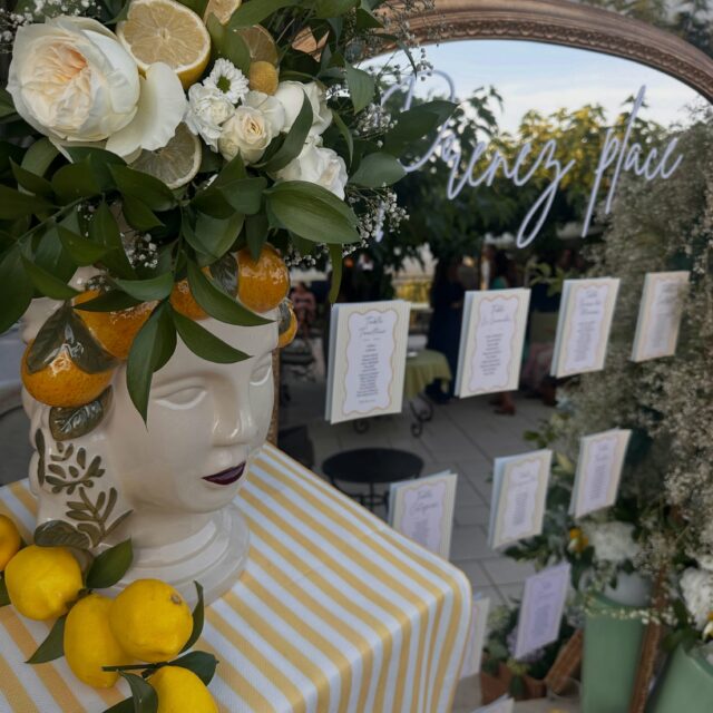 Un vrai air de Dolce Vita 🍋✨
Entre citrons gorgés de soleil, fleurs délicates et détails élégants, chaque élément respire la fraîcheur et le raffinement…

Une décoration qui sent bon l’été, la Méditerranée et les instants précieux partagés 💛

#WeddingDesign #DécorationMariage #DolceVita #MariageÉté #EventDesigner