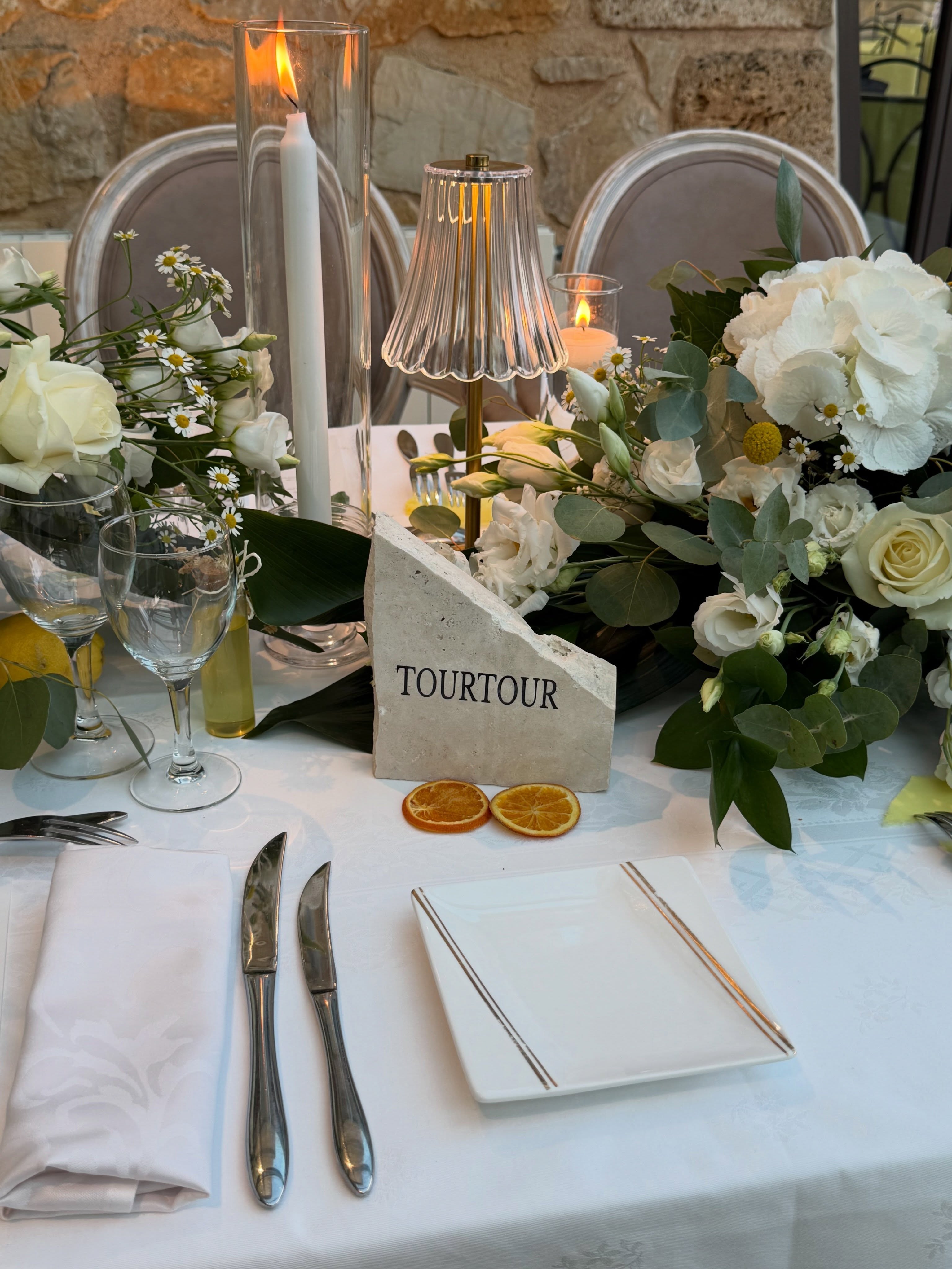 Une table élégante où chaque détail raconte une histoire… 🤍✨
Entre la douceur des fleurs blanches, la chaleur des bougies et le charme minéral, l’ambiance se veut à la fois raffinée et naturelle.

Une invitation à partager des moments précieux dans un décor tout en délicatesse 🌿

#WeddingDesign #DécorationDeTable #ArtDeLaTable #MariageChic
Photo crédit @mdk_photographe