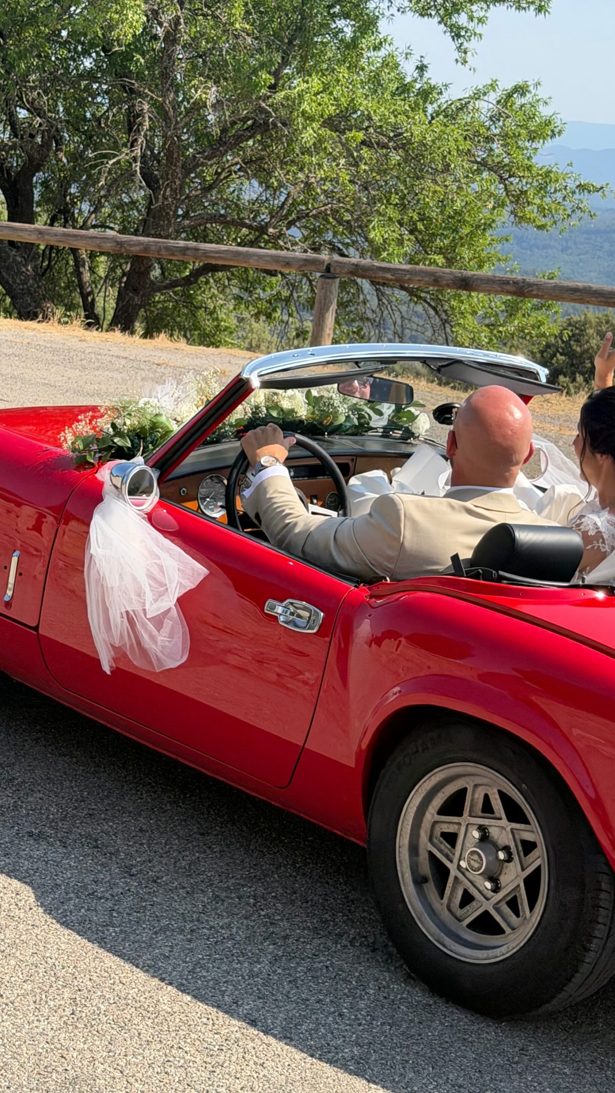 Un week-end placé sous le signe de la dolce vita… 🇮🇹✨

Quentin & Constance ont célébré leur amour dans le cadre enchanteur de la Bastide de Tourtour, entourés de douceur, d’élégance et de soleil.

Une voiture de collection rouge pour l’iconique touche italienne,
des tables citronnées pleines de fraîcheur 🍋,
et des fleurs blanches délicates pour sublimer chaque détail…

Un mariage lumineux, raffiné et rempli de charme, comme un air de vacances sur la Riviera.

Merci pour votre confiance 🤍

#DolceVita #MariageProvence #WeddingDesigner #MariageÉlégant #Tourtour FrenchWedding WeddingInspiration DécorationMariage
