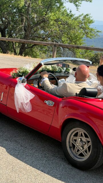 Un week-end placé sous le signe de la dolce vita… 🇮🇹✨

Quentin & Constance ont célébré leur amour dans le cadre enchanteur de la Bastide de Tourtour, entourés de douceur, d’élégance et de soleil.

Une voiture de collection rouge pour l’iconique touche italienne,
des tables citronnées pleines de fraîcheur 🍋,
et des fleurs blanches délicates pour sublimer chaque détail…

Un mariage lumineux, raffiné et rempli de charme, comme un air de vacances sur la Riviera.

Merci pour votre confiance 🤍

#DolceVita #MariageProvence #WeddingDesigner #MariageÉlégant #Tourtour FrenchWedding WeddingInspiration DécorationMariage