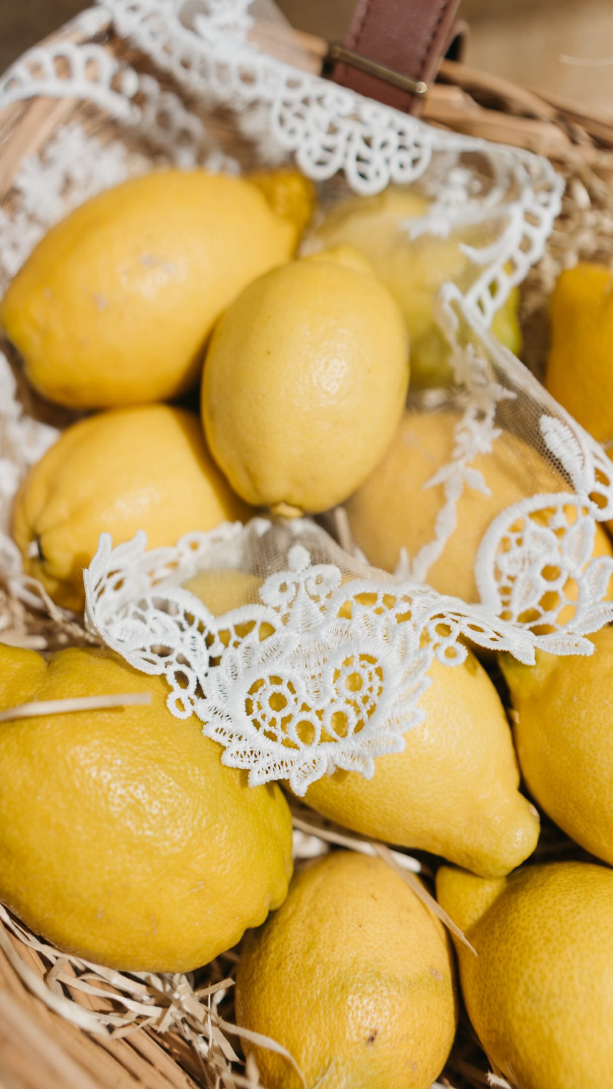 Table dressée face aux roches rouges d’Anthéor… comme un tableau vivant entre terre et mer ❤️🌊
Des couleurs qui répondent à la nature, des détails pensés avec amour, et cette lumière dorée qui fait tout… ✨🍋

La dolce vita prend tout son sens quand la beauté du décor rencontre celle de la table 🍅

#DolceVita #Anthéor #RochesRouges #TableSetting #DinnerWithAView CoteDAzur SummerMood ArtDeLaTable SeaView