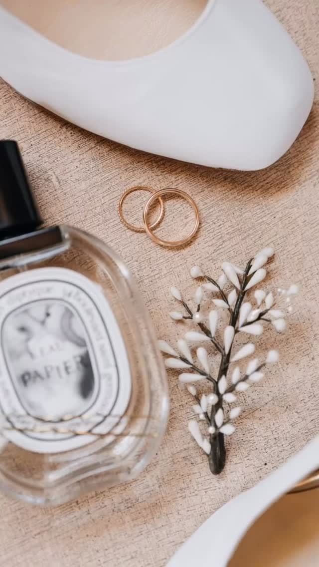✨ Dolce Vita ✨
Un mariage baigné de lumière, entre douceur provençale et élégance intemporelle…

Une voiture de collection rouge sublimée de blanc et de jaune, des tables ensoleillées ornées de citrons, des fleurs délicates, et surtout des témoins formidables pour entourer ce couple exceptionnel 💛

Un mariage d’exception dans un lieu magique — la Bastide de Tourtour — où chaque détail racontait une histoire…

📸 Photographe : @clement_mi 
🌸 Fleuriste : @comflor_france 
✨ Décoration & Coordination : @isanoa_event_interior 
📍 Lieu : @labastidedetourtour 

📸 Photobooth : @gipsieeventphotobooth 
☎️ Téléphone audio livre d’or : @gipsieeventphotobooth 
Carterie : @feelinecreation 
#weddinginspiration #weddingdecor #weddingideas #weddingstyle decoratrice