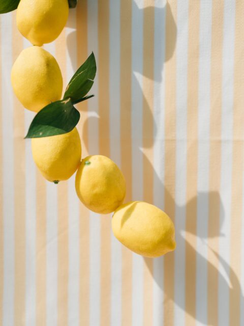 On pense souvent aux fleurs, aux lumières, aux grandes pièces… mais ce sont les détails qui font toute la différence ✨
La Carterie , les menus, les marque-places, les rubans, les cadeaux invités… chaque élément raconte une histoire et vient sublimer la table 🤍
Choisir une décoratrice, c’est aussi choisir une décoration pensée dans les moindres détails 💫
Ne sous-estimez jamais la magie des petits détails : ils transforment une belle décoration en un moment inoubliable 🍋💛
#weddingday #decoratrice #details